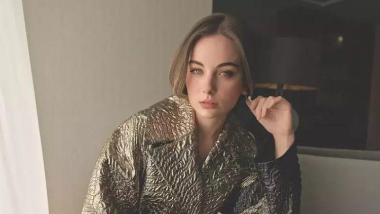 <p>Ünlü oyuncunun, magazin muhabirlerinin sorularından kaçmak amacıyla aracını hızlı sürdüğü ve bu sırada bir çocuğa çarparak olay yerinden ayrıldığı yönünde iddialar kısa sürede geniş yankı uyandırdı.</p>
