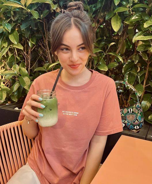 <p>Bazı kaynaklar, çocuğun kenarda çiçek sattığı sırada Derman'ın aracını hızlandırması sonucu dengesini kaybedip yere düştüğünü öne sürdü.</p>
