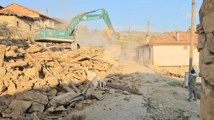 <p>Peş peşe yaşanan depremlere dikkat çeken Bektaş, <strong><em>"Sındırgı 4,5-4,6-4,7 depremleriyle vites yükseltti.</em></strong></p>

<p> </p>
