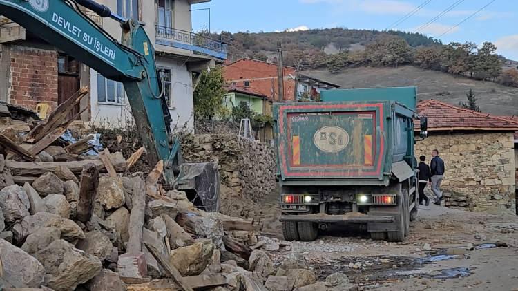 <p><em><strong>5 saat içinde, EMSC göre artan büyüklükte iki deprem. Depremler sadece evleri yormuyor. Şok dalgalarıyla çevrede kilitlenmiş, depreme hazır, fayları da çekiçleyerek deprem üretmeye zorluyor." </strong></em>dedi.</p>

<p> </p>
