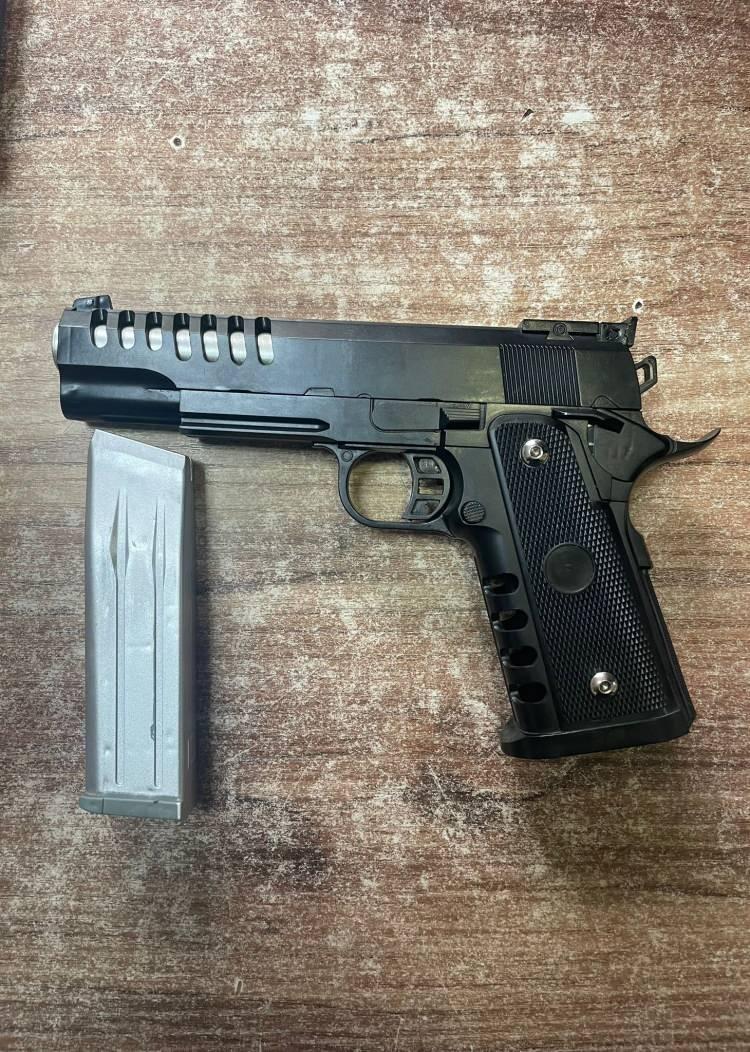 <p>Kemal S., yaklaşık yarım saat sonra binadan çıkarılarak emniyete götürüldü.</p>
