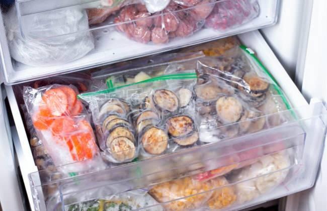 <p>Birçok kişi, marketten alınan ürünlerin plastik kaplarını çöpe atmak yerine saklama kabı olarak kullanmaya devam ediyor.</p>
