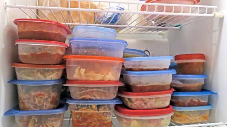 <p><span style="color:#800000"><strong>PLASTİKLER ZAMANLA ZARARLI MADDELER SALIYOR</strong></span></p>

<p>Gıda Mühendisleri, bu tür kapların sadece tek kullanımlık olarak üretildiğini ve tekrar kullanıldıklarında zararlı kimyasalların gıdaya geçebileceğini söylüyor.</p>
