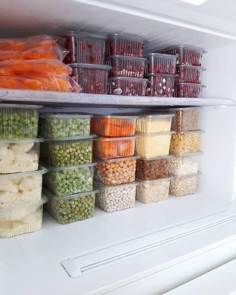 <p> Isıya, asitli yiyeceklere veya deterjana maruz kalan bu kaplar, zamanla yapısal bozulmalara uğrayarak mikroplastik salınımına neden olabiliyor.</p>
