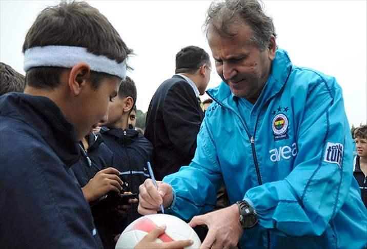 <p>Bir dönem Fenerbahçe'yi de çalıştıran Zico, İngiltere merkezli RedCafe'ye göre 14. sıradaydı.</p>
