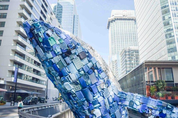 <p>- Hawaii'deki tüm evleri alabilir.</p>
