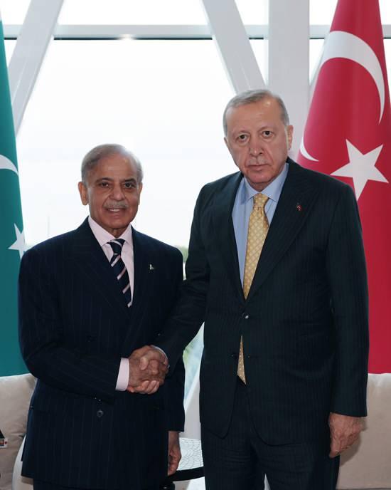 <p><span style="color:rgb(165, 42, 42)"><strong>PAKİSTAN'DAN BAŞSAĞLIĞI MESAJI</strong></span></p>

<p>Pakistan Başbakanı Şahbaz Şerif, Azerbaycan'dan Türkiye'ye gitmek üzere havalanan ve Gürcistan-Azerbaycan sınırında düşen Türk Hava Kuvvetlerine ait C130 tipi askeri kargo uçağında yaşamını yitiren askerler için taziye mesajı gönderdi.</p>

<p>Şerif, ABD merkezli X şirketinin sosyal medya hesabından, kazadan duyduğu üzüntüyü paylaştı.</p>

<p><strong>"Sevgili kardeşim Cumhurbaşkanı Recep Tayyip Erdoğan'a, kazada bulunanların ailelerine ve tüm Türk kardeşlerimize içten taziyelerimi iletiyorum."</strong> ifadesini kullanan Şerif, bu zor zamanda düşüncelerinin ve dualarının kazazedelerle olduğunu kaydetti.</p>
