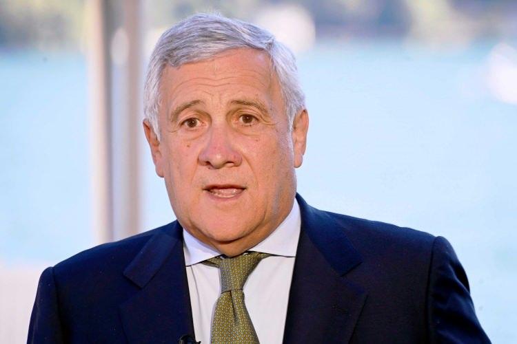 <p><span style="color:rgb(165, 42, 42)"><strong>İTALYA'DAN BAŞSAĞLIĞI MESAJI</strong></span></p>

<p>İtalya Başbakan Yardımcısı ve Dışişleri Bakanı Antonio Tajani, Azerbaycan'dan Türkiye'ye gitmek üzere havalanan ve Gürcistan-Azerbaycan sınırında düşen Türk Hava Kuvvetlerine ait C130 tipi askeri kargo uçağında yaşamını yitiren askerler için başsağlığı diledi.</p>

<p>Tajani, ABD merkezli X şirketinin sosyal medya platformundaki hesabından taziye mesajı paylaştı.</p>

<p>Dışişleri Bakanı Hakan Fidan'ı etiketleyerek paylaştığı mesajında Tajani, <strong>"Azerbaycan'dan Türkiye'ye giderken Gürcistan topraklarında düşen bir Türk C130 askeri kargo uçağının kaza <a href="https://www.haber7.com/" target="_blank">haber</a>ini büyük bir üzüntüyle öğrendim. Türk halkı, yetkililer, silahlı kuvvetler ve olay yerinde müdahale eden tüm kurtarma ekipleriyle dayanışmamı belirtiyor, hayatını kaybedenlerin ailelerine başsağlığı diliyorum."</strong> ifadelerini kullandı.</p>

<p>Milli Savunma Bakanlığı (MSB), bugün öğleden sonra yaptığı bir açıklamayla, Azerbaycan'dan Türkiye'ye gelmek üzere havalanan C130 tipi askeri kargo uçağının Gürcistan-Azerbaycan sınırında düştüğünü duyurmuştu.</p>

<p>Bakanlıktan yapılan son açıklamada da "Düşen uçağımızda uçuş ekibi ile birlikte 20 personelimiz bulunuyordu. Arama kurtarma çalışmaları devam etmektedir." ifadesi kullanılmıştı.</p>
