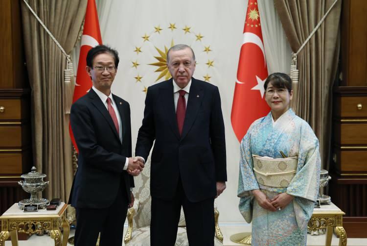 <p><span style="color:rgb(165, 42, 42)"><strong>JAPONYA'DAN DAYANIŞMA MESAJI</strong></span></p>

<p>Japonya'nın Ankara Büyükelçisi Tamura Masami, yaptığı açıklamada, Türkiye ile dayanışma içinde olduklarını bildirdi:</p>

<p>"Türk Silahlı Kuvvetleri’ne ait olan C-130 tipi kargo uçağının Azerbaycan’dan Türkiye’ye dönerken Gürcistan’da düştüğü haberini derin üzüntü ile öğrenmiş bulunuyoruz. Japonya yaşanan bu elim olayda Türkiye ile dayanışma içindedir."</p>
