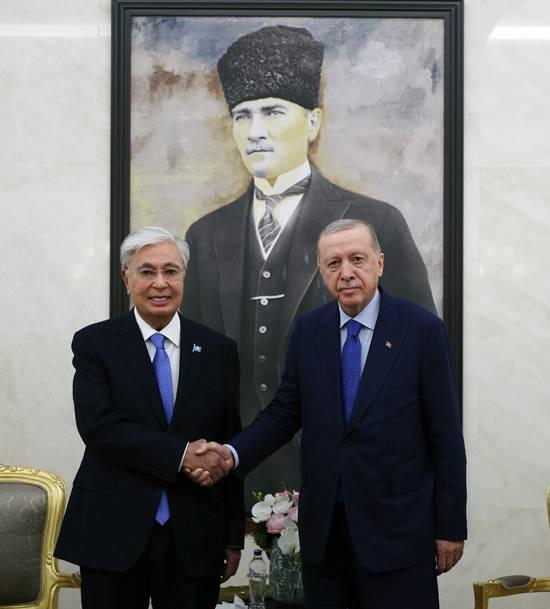 <p><span style="color:rgb(165, 42, 42)"><strong>KAZAKİSTAN'DAN TAZİYE MESAJI</strong></span></p>

<p>Kazakistan Cumhurbaşkanı Kasım Cömert Tokayev, Gürcistan-Azerbaycan sınırında düşen C130 tipi askeri kargo uçağında hayatını kaybedenler için Cumhurbaşkanı Recep Tayyip Erdoğan'a taziye mesajı gönderdi.</p>

<p>Tokayev, mesajında, Türk Hava Kuvvetlerine (THK) ait askeri kargo uçağının düşmesi sonucu çok sayıda kişinin hayatını kaybettiği haberinden duyduğu üzüntüyü dile getirerek, Cumhurbaşkanı Erdoğan'a ve kardeş Türk halkına en içten taziyelerini iletti.</p>
