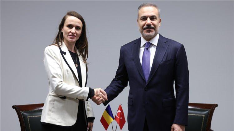 <p><span style="color:rgb(165, 42, 42)"><strong>ROMANYA'DAN "TÜRK DOSTLARIMIZIN YANINDAYIZ" MESAJI</strong></span></p>

<p>Romanya, Azerbaycan'dan Türkiye'ye gitmek üzere havalanan ve Gürcistan-Azerbaycan sınırında düşen Türk Hava Kuvvetlerine (THK) ait C130 tipi askeri kargo uçağında şehit olan askerler için taziye mesajı yayımladı.</p>

<p>Romanya Dışişleri Bakanlığı, ABD merkezli X şirketinin sosyal medya platformundan yaptığı paylaşımda, "Türk askeri uçağının Gürcistan-Azerbaycan sınırı yakınlarında trajik şekilde düşmesinden dolayı derin bir üzüntü duyuyoruz." ifadelerine yer verdi.</p>

<p>Romanya'nın Türkiye ve hayatını kaybeden askerlerin ailelerine en içten taziye mesajını sunduğu belirtilen açıklamada, "Bu zor zamanda Türk dostlarımızın yanındayız." denildi.</p>
