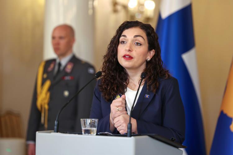 <p><span style="color:rgb(178, 34, 34)">KOSOVA</span></p>

<p>Kosova, Azerbaycan'dan Türkiye'ye gitmek üzere havalanan ve Gürcistan-Azerbaycan sınırında düşen Türk Hava Kuvvetlerine (THK) ait C130 tipi askeri kargo uçağında şehit olan askerler için taziye mesajı yayımladı.</p>

<p>Kosova Cumhurbaşkanı Vjosa Osmani, ABD merkezli X şirketinin sosyal medya platformundan yaptığı paylaşımda, Türkiye'ye ve Cumhurbaşkanı Recep Tayyip Erdoğan'a taziyelerini ilettiğini belirtti.</p>

<p>Türk halkına ve hayatını kaybeden askerlerin yakınlarına başsağlığı dileyen Osmani, "Kosova, bu zor zamanda müttefikimiz Türkiye'nin yanında." ifadesini kullandı.</p>

<p>Kosova'nın Ankara Büyükelçiliği de kaza nedeniyle derin üzüntü duyduklarını paylaşarak, "Hayatını kaybedenlerin ailelerine ve yakınlarına, Türk Silahlı Kuvvetleri'ne ve Türkiye Cumhuriyeti halkına en içten taziye ve başsağlığı dileklerimizi sunarız. Bu zor günlerde, Kosova Cumhuriyeti, Türkiye'nin yanında durmaktadır." ifadelerini kullandı.</p>
