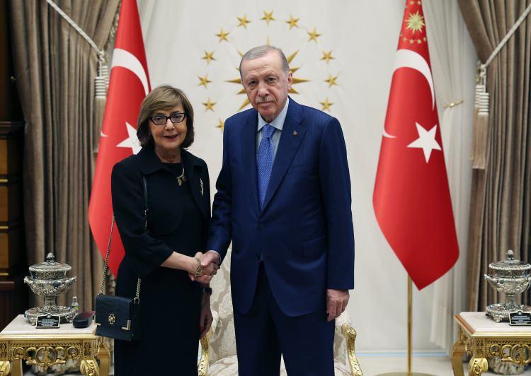 <p><span style="color:rgb(178, 34, 34)">BOSNA HERSEK</span></p>

<p>Bosna Hersek'in Ankara Büyükelçisi Mirsada Colakovic de uçak kazası nedeniyle derin üzüntü duyduğunu belirterek, kazada hayatını kaybedenlerin ailelerine taziyelerini iletti.</p>
