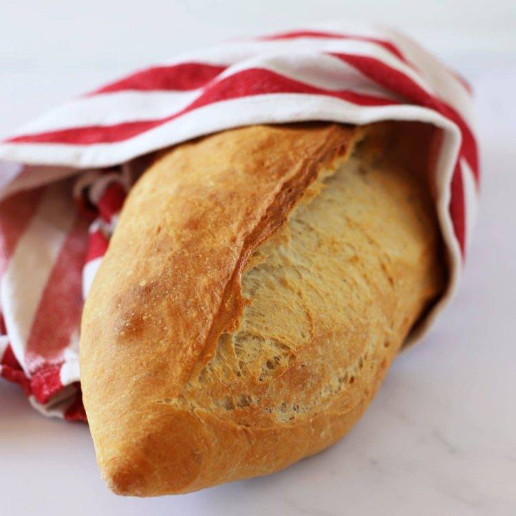 <p>Eskişehir'in Odunpazarı ilçesi Gültepe Mahallesi'nde yaşayan Yücel Aydın, her zamanki gibi şehrin birçok noktasında şubesi bulunan ünlü bir fırından ekmek satın aldı. Akşam yemeği için sofraya oturduğunda ise beklemediği bir manzarayla karşılaşarak büyük bir şaşkınlık yaşadı.</p>
