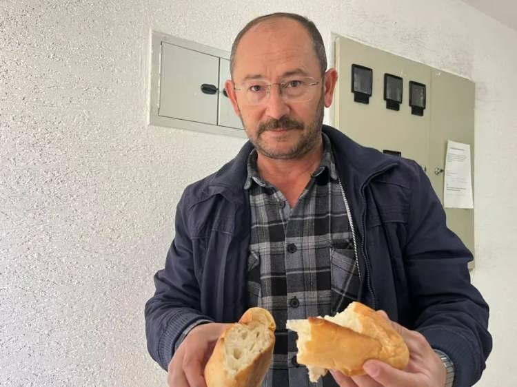 <p>Aydın, ekmeği eliyle ikiye böldüğü anda hamurun içinde <strong>bir parça plastik madde</strong> fark etti. Ekmek yoğrulurken karıştığı tahmin edilen bu yabancı cisim karşısında midesinin bulandığını ve yemeğini devam ettiremediğini belirten Aydın, o anları şöyle anlattı:</p>
