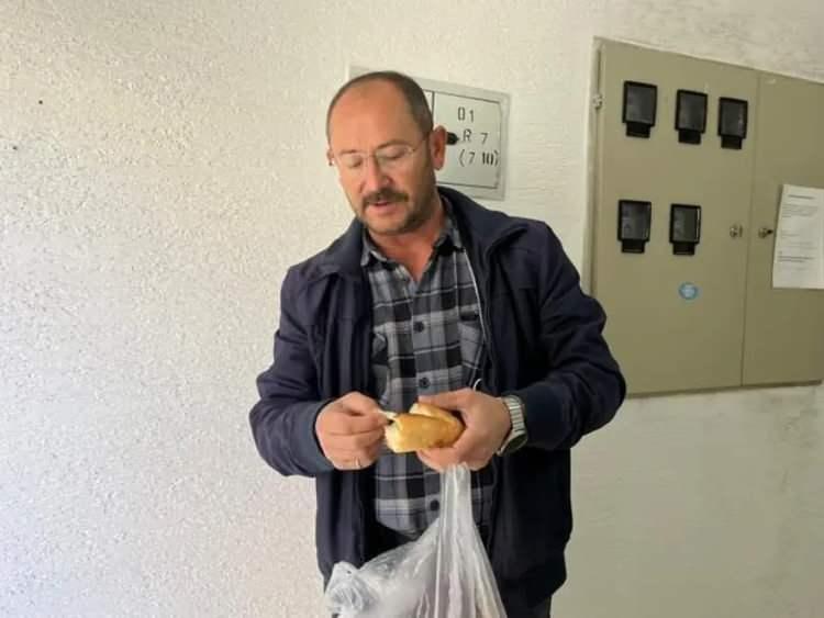 <p><span style="color:#800080"><em><strong>"İştahlı bir şekilde sofraya oturdum, iştahsız halde kalktım. Ekmeği ilk böldüğümde böyle bir şeyle karşılaştım. İçinde plastik cisim vardı. Tatlı poşeti mi yoksa plastik mi olduğunu tam anlamadım. Ne olduğunu da hiç incelemedim zaten. Tekrar fırına gitmedim, gitme gereği duymadım çünkü akşam yorgundum. Hamuruna dikkat edilmemiş diye düşünüyorum; çünkü sonradan düşme olayı değil gibi gözüküyor. Ekmeğin içine beraber fırına girmiş, hamuruna karışmış."</strong></em></span></p>
