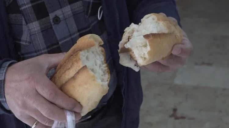 <p>Daha önce aynı fırından sık sık alışveriş yaptığını, ekmek dışında kek ve pasta gibi ürünler de aldığını ifade eden 51 yaşındaki Yücel Aydın, yaşanan bu hijyen sorunundan büyük bir rahatsızlık duyduğunu ve <strong>bir daha o fırından alışveriş yapmayacağını</strong> da sözlerine ekledi:</p>
