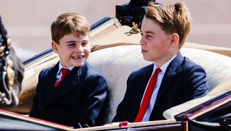 <p>Kraliyet çiftinin en çok dikkat ettiği konulardan biri olan <strong>dijital dünya ile izole bir şekilde yaşama kuralı</strong> yüzünden çocuklarına <strong>cep telefonu kullanmama yasağı</strong>, iddialara göre <strong>George'un anne ve babasıyla tartışmasına</strong> neden oluyor.</p>
