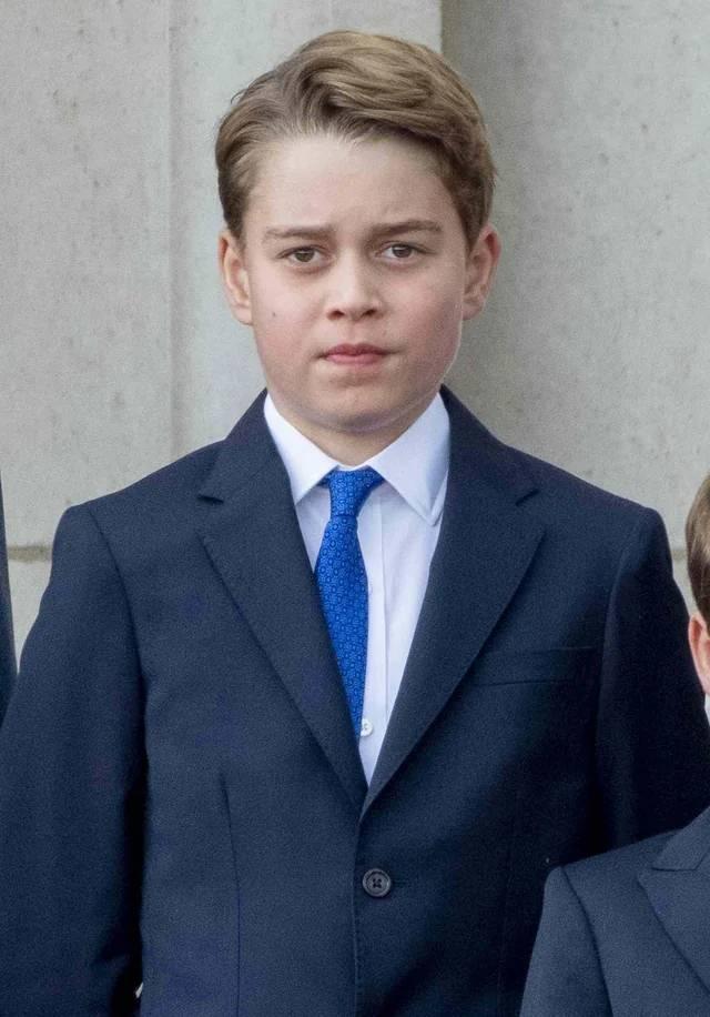 <p>Oğlu <strong>Prens George'nin</strong>, ortaokula geçtiği zaman bir <strong>telefon sahibi olacağını</strong> da açıklayan <strong>Prens William</strong>, ancak bu telefonun da tıpkı diğerleri gibi <strong>internet erişimi olmayacağını</strong> ekledi.</p>
