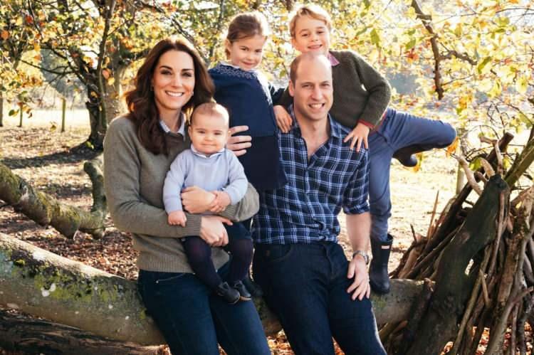 <p><strong>43 yaşındaki Prens William</strong>, röportaj sırasında aile yaşamına dair samimi açıklamalarda da bulundu. Eşi <strong>Kate Middleton</strong> ve çocukları <strong>George (12), Charlotte (10) ve Louis (7)</strong> ile günlük hayatlarını paylaşırken, çocuklarını sık sık <strong>okula, spor etkinliklerine ve arkadaş buluşmalarına</strong> götürdüğünü anlattı.</p>
