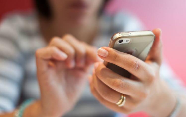 <p>İşte değerini katlayan o üç Nokia modeli:</p>

<p><span style="color:#800000"><strong>1. Nokia 3310 (Orijinal Seri)</strong></span></p>

<p>Dayanıklılığıyla efsaneleşen 3310’un özellikle “ilk üretim” versiyonları, koleksiyoncular tarafından yüksek fiyatlarla satın alınıyor. Kutulu ve çalışır durumda olanların fiyatı katlanıyor.</p>

<p><span style="color:#800000"><strong> 2. Nokia 8800</strong></span></p>

<p>Döneminin lüks sınıf telefonları arasında yer alan 8800, metal kasası ve kaydırmalı tasarımıyla hâlâ koleksiyonerlerin favorisi. Orijinal ve temiz modeller adeta antika statüsüne yükseldi.</p>

<p><span style="color:#000080"><strong> 3. Nokia 7650</strong></span></p>

<p>Kamera ve kaydırmalı yapısıyla Nokia’nın ilk yenilikçi modellerinden biri olan 7650, bugün nadir bulunduğu için yüksek fiyatlara alıcı buluyor.</p>
