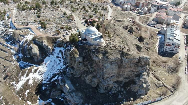 <p>Sivas'ta Yukarı Tekke Mezarlığı'nda uçurum kıyısında olmasıyla dikkat çeken<span style="color:#A52A2A"> <strong><em>Abdulvahabi Gazi Hazretleri'nin türbesi,</em></strong> </span>her cuma yüzlerce misafirini ağırlıyor.</p>
