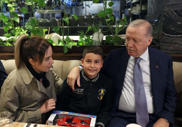 <p>Cumhurbaşkanı Erdoğan, partisinin Merkez Yürütme Kurulu (MYK) toplantısının ardından beraberindekilerle AK Parti Genel Merkezi'nin yakınında bulunan bir kafeye uğradı.</p>

<p> </p>
