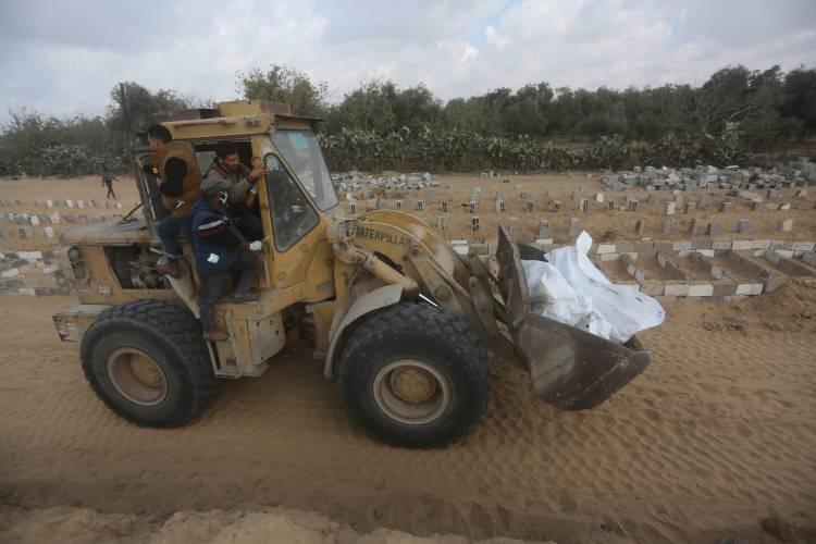 <p>Gazze Şeridi'nde yapılan ateşkes ve esir takası anlaşması kapsamında, İsrail tarafından teslim edilen ve kimlikleri tespit edilemeyen 30 Filistinlinin cenazesi, sivil savunma ve Kızılhaç ekipleri tarafından Deyr Belah'taki mezarlığa defnedildi.</p>
