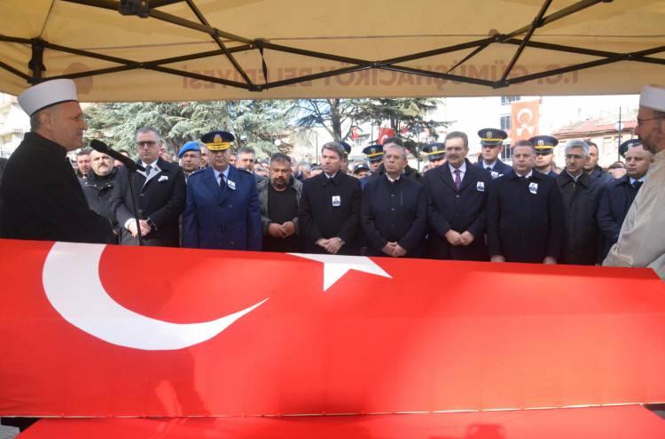 <p> Hülya Kaplan oğluna başını dik tutmasını söyleyerek, <strong><em>“Dik tut oğlum başını, dik tut yavrum. Senin baban kahraman”</em></strong> diyerek ağıt yaktı. Şehit Kaplan, kılınan cenaze namazının ardından toprağa verildi.</p>
