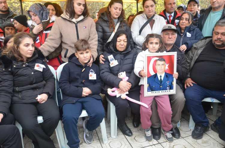 <p>Evli ve 2 çocuk babası şehit Kaplan’ın cenazesi, daha sonra kara yoluyla Gümüşhacıköy ilçesine getirildi. Babası ve annesinin yaşadığı evde helallik alınmasının ardından Cumhuriyet Meydanı’nda tören düzenlendi.</p>

<p> </p>
