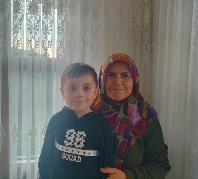 <p>Kastamonu'nun Bozkurt ilçesinde annesiyle birlikte 9 gün önce kaybolan 5 yaşındaki Osman Yaşar Helvacı'nın cansız bedeni bulundu. <span style="color:#A52A2A"><strong><em>Olayla ilgili yeni detaylar ortaya çıktı.</em></strong></span></p>
