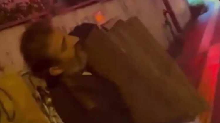 <p><span style="color:#FF0000"><strong>ÇÖP KENARINDA KARTON TOPLARKEN GÖRÜNTÜLENDİ</strong></span></p>

<p><strong>Ancak ünlü oyuncunun son görüntüsü, sosyal medyada tartışmalara neden oldu. Bir çöp konteynerinin yanında karton toplarken kameralara yansıyan Keçeci'nin elindeki kartonlarla otobüse binerek uzaklaştığı görüldü.</strong></p>
