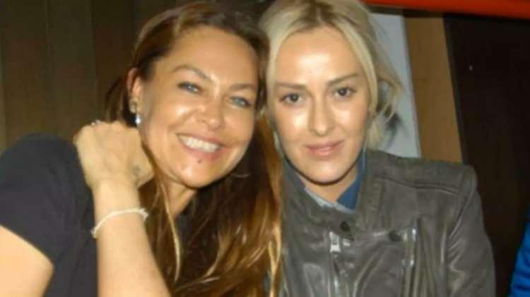 <p><strong>Hülya Avşar, </strong>markasıyla ilgili yaptığı açıklamada, Türkiye’de ve dünyada bir ilki gerçekleştirdiğini belirterek, <em><strong><span style="color:#800080">"Türkiye'de ilkleri yapmaya alışkınım ama şu an dünyada da bir ilki yapıyorum. Eczanelerde de reçete edilen bir ürün bu. İzmir'de fabrika kuruldu ve üretimler başladı. 'Cepte Tedavi' diye bir isim taktım ben buna. İbrahim Tatlıses ile Hakan Altun kullandı. Çok memnun kaldıklarını söylediler"</span> </strong></em>dedi.</p>
