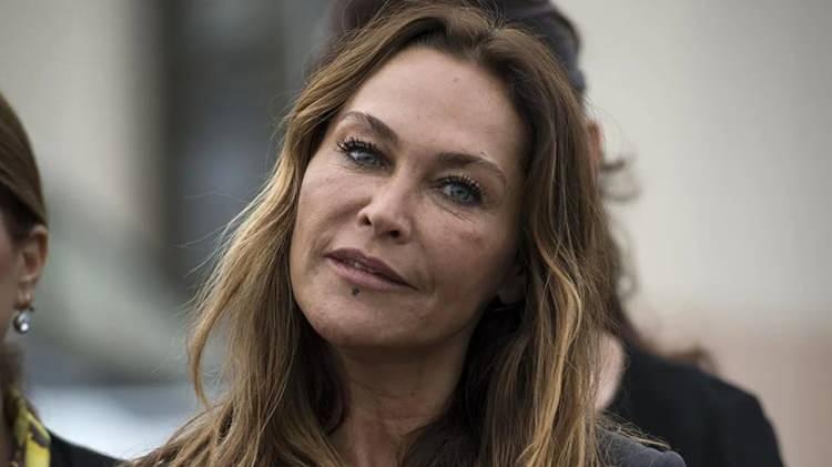 <p><strong>Hülya Avşar</strong>,<span style="color:#800080"><em><strong> "Her şey dönüp dolaşıyor ve sonunda geleneksel yöntemler kazançlı çıkıyor. Ben, yapay zekânın müzik dünyasında kalıcı bir devrim yaratacağını düşünmüyorum" </strong></em></span>ile yapay zeka ile yapılan müzikler hakkında da konuştu.</p>
