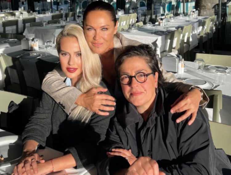 <p><span style="color:#800080"><strong>ABLASINDAN ŞİKAYET ETTİ</strong></span></p>
