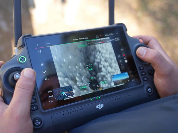 <p>9 günüdür devam eden arama çalışmaları neticesinde 43 yaşındaki Huriye Helvacı'nın<span style="color:#A52A2A"><strong><em> 5 yaşındaki oğlu Osman Helvacı'nın cansız bedeni ekipler tarafından termal dron ile dere yatağında bulundu.</em></strong></span></p>
