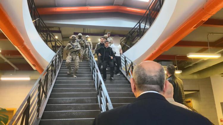 <p>Sarıyer'de TV8-Beinsport binasına silahla giren Kemal S. (42) olay yerine polis ekipleri tarafından ikna edilerek emniyete götürüldü. Şüphelinin silahının oyuncak olduğu belirlendi</p>
