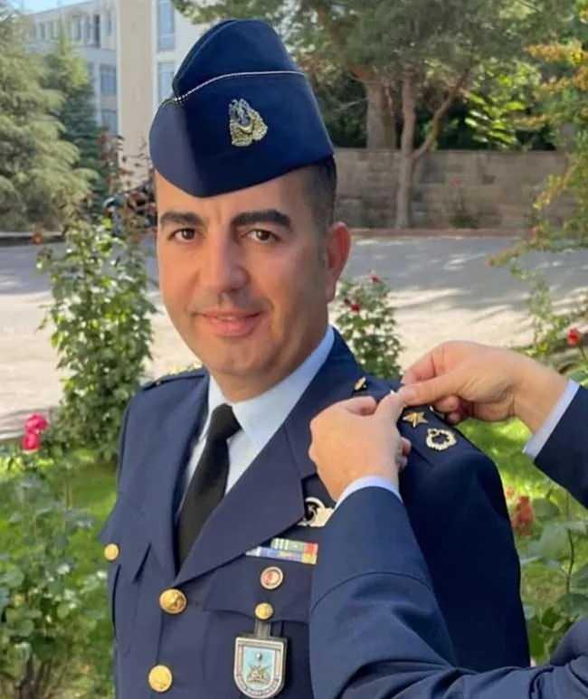 <p><span style="color:#B22222"><strong>PİLOT YARBAY GÖKHAN KORKMAZ</strong></span></p>

<p>İstanbul Büyükçekmece’de yaşayan 42 yaşındaki <strong>Pilot Yarbay Gökhan Korkmaz</strong>’ın ailesine acı haber verilirken Pazar günü oğlunun doğum günü kutlaması için geldiği, göreve gittiğinde ise ailesine <em><strong>“Cuma günü yanınızdayım”</strong></em> dediği öğrenildi.</p>

<p>Pilot Yarbay Korkmaz’ın dayısı Aydın Devrim ise, <strong><em>“Pilot olmak hayaliydi” </em></strong>dedi.</p>
