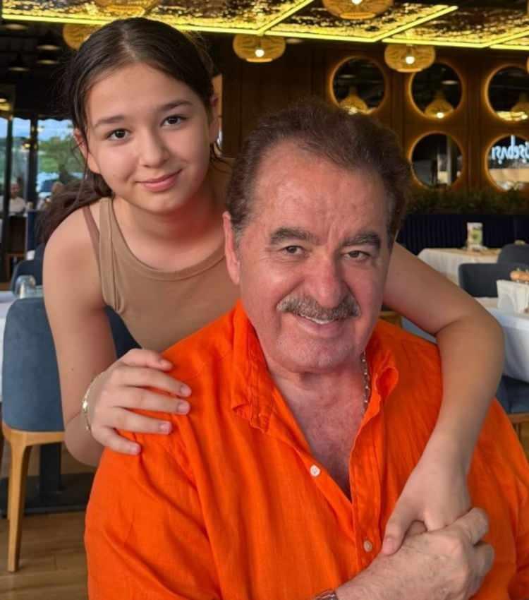 <p><strong>Tatlıses'in 'altın ufağım' sözleriyle sevdiği Elif Ada, kameralardan uzak bir hayat sürdürüyor.</strong></p>
