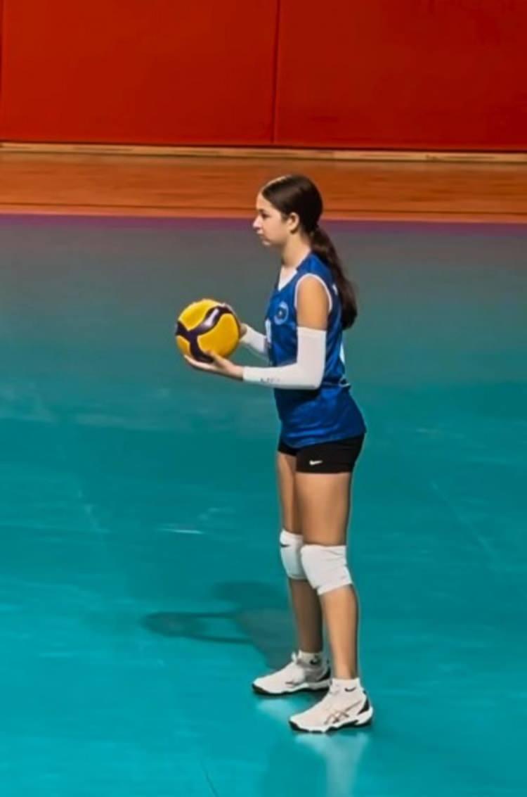 <p><strong>Elif Ada'nın voleybol oynadığı anlar, sosyal medyada ilgi odağı haline gelirken "Elif Ada'ya başarılar", 'Maşallah kocaman kız olmuş' gibi yorumlar geldi.</strong></p>

