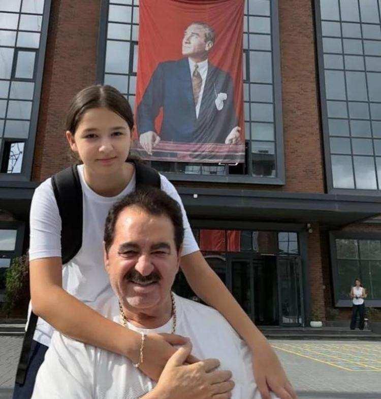 <p><strong>Daha önce yaptığı açıklamalarda ablası Dilan Çıtak ile ağabeyi İdo Tatlıses gibi şarkıcı olmak istediğini söyleyen küçük Tatlıses, voleybol oynadığı görüntülerle alkış topladı.</strong></p>
