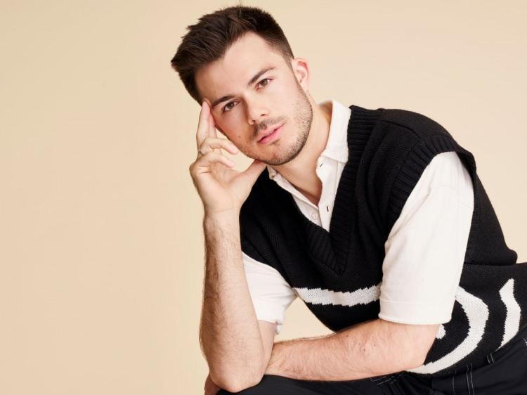 <p><strong>İngiltere'nin en popüler kitap fenomenlerinden Jack Edwards, Kürk Mantolu Madonna hakkında ise "bu kitap sadece bir roman değil, ruhumun penceresi" yorumunda bulundu.</strong></p>
