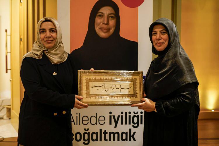 <p>Ardından İHH İstanbul Kadın Koordinatörü Mürşide Yakaryılmaz katılımcılara hitap etti. Günün anlamına uygun konuşmaların ardından Firuzan Çetin, ailede iyiliği çoğaltmanın yollarına dair önemli tavsiyelerde bulundu. </p>
