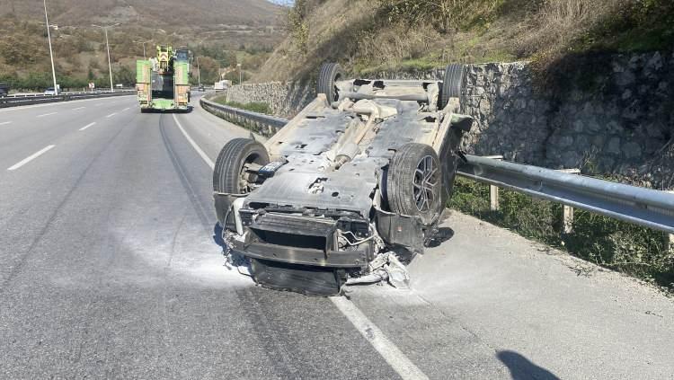 <p>Kadir Ç.’nin (35) kontrolünü yitirdiği 55 ALN 211 plakalı otomobil, aynı istikamette seyreden Eşref A. (29) kontrolündeki 55 ALJ 174 plakalı hafif ticari araca arkadan çarptı. </p>
