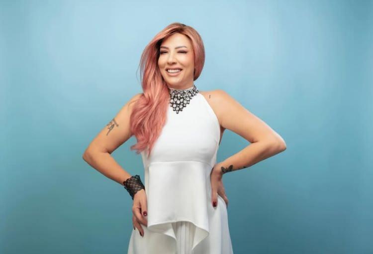 <p><strong>Geçtiğimiz aylarda İstanbul temposundan uzaklaşarak İzmir'in Urla ilçesine taşınan Karaca, aynı zamanda sağlıklı yaşam tarzı da seçtiğini duyurmuştu. Beslenme alışkanlıklarını tamamen değiştirdiğini belirten ünlü şarkıcı, toplamda 31 kilo verdi.</strong></p>
