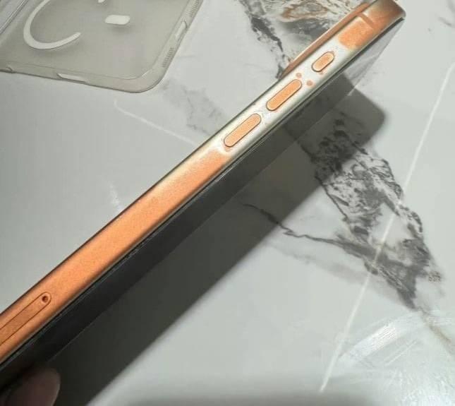 <p><span style="color:#B22222"><strong>ŞİMDİLİK TEK ÖRNEK OLARAK GÖRÜLÜYOR</strong></span></p>

<p>Reddit ve diğer platformlarda aynı sorunu yaşayan başka bir kullanıcıya dair bir paylaşım bulunmuyor. Bu nedenle olayın üretim kaynaklı münferit bir durum mu yoksa daha geniş bir sorunun habercisi mi olduğu henüz bilinmiyor. Görüntülerin kısa sürede yayılması ise konunun Apple tarafından incelenmesi gerektiği yorumlarını beraberinde getirdi.</p>
