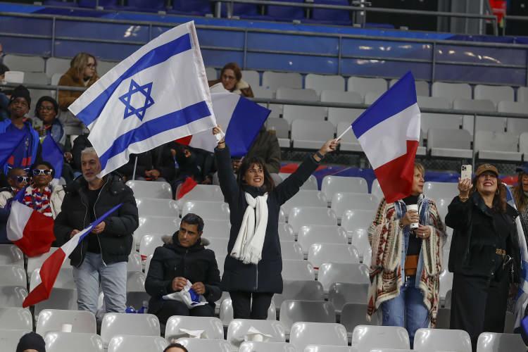 <p>Dünya futbolunun önde gelen sporcuları ve insan hakları grupları, UEFA Başkanı Aleksander Ceferin'e bir mektup göndererek, "İsrail'in derhal Avrupa futbolundan uzaklaştırılmasını" istedi.</p>
