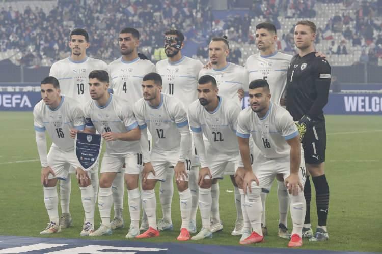 <p>UEFA'nın İsrail takımlarının uluslararası turnuvalarda oynamasına izin vererek ve finansman sağlayarak, İsrail'in ihlallerini kolaylaştırdığı belirtilen mektupta, emsallerin takip edilerek İsrail'i derhal men edilmesi istendi.</p>
