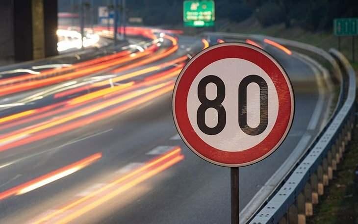 <p><strong><span style="color:#B22222">O NOKTALARA DİKKAT!</span></strong></p>

<p> </p>

<p>Hız limiti değişen yollar arasında önemli arterler var. E-5 olarak bilinen D-100 Karayolu bunlardan bir tanesi.</p>

<p> </p>

<p>Büyükçekmece TÜYAP'tan Altunizade Köprüsü'ne kadar olan bölgede yeni hız limiti 90 kilometre/saat olarak belirlendi.</p>

<p> </p>

<p><span style="color:#B22222"><strong>Peki diğer noktalardaki radarlar nerede bulunuyor?</strong></span></p>
