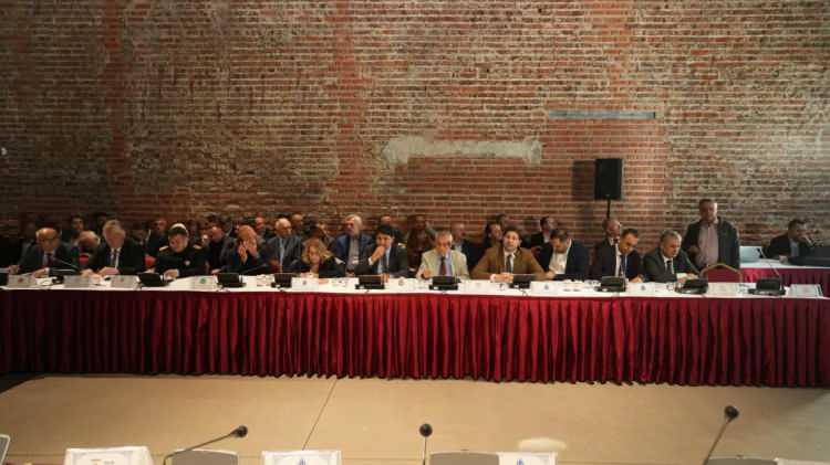 <p>İstanbul geneli trafik işaret levhalarının sadeleştirmesi ve çeşitli yol kesimlerinde hız limitlerinin yenilenmesi teklifi görüşüldü. Oybirliğiyle 84 noktada hız limiti güncellendi. Toplantı diğer maddelerin oybirliğine sunulmasıyla sona erdi.</p>
